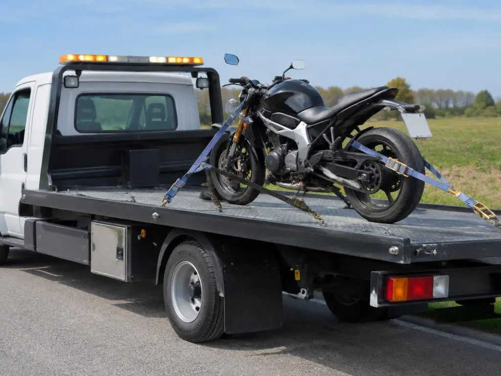 Moto presa na plataforma de um caminhão guincho.